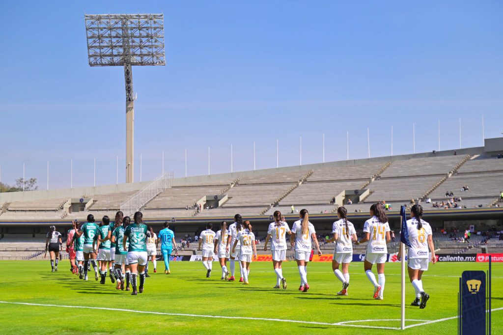 Pumas y León ingresan a la cancha del EOU