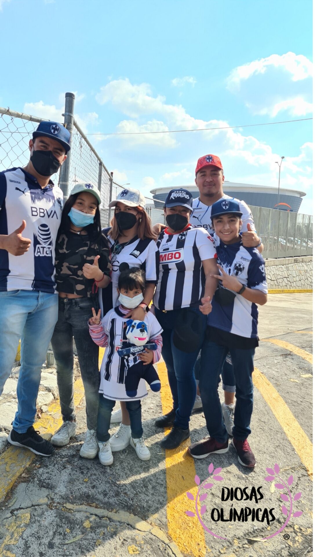 FAMILIA DISFRUTANDO EL PARTIDO