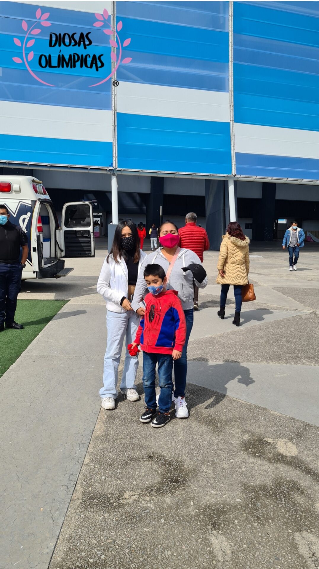 FAMILIA DISFRUTANDO EL PARTIDO