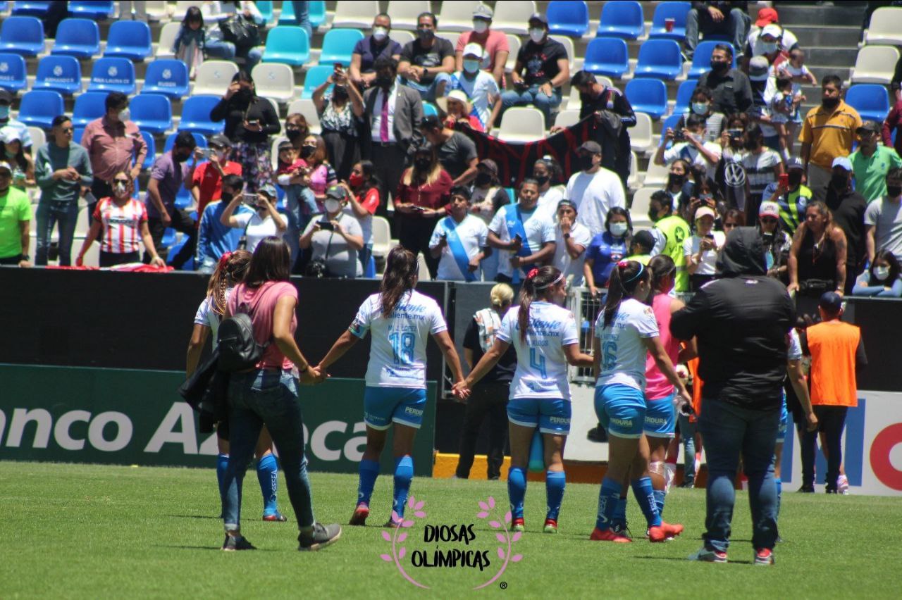 ÚLTIMOS DOS PUESTOS PARA LIGUILLA
JUGADORAS DE PUEBLA SE DESPIDEN DE SU AFICIÓN.
FOTO: MONI SANCHEZ PARA DIOSAS OLÍMPICAS